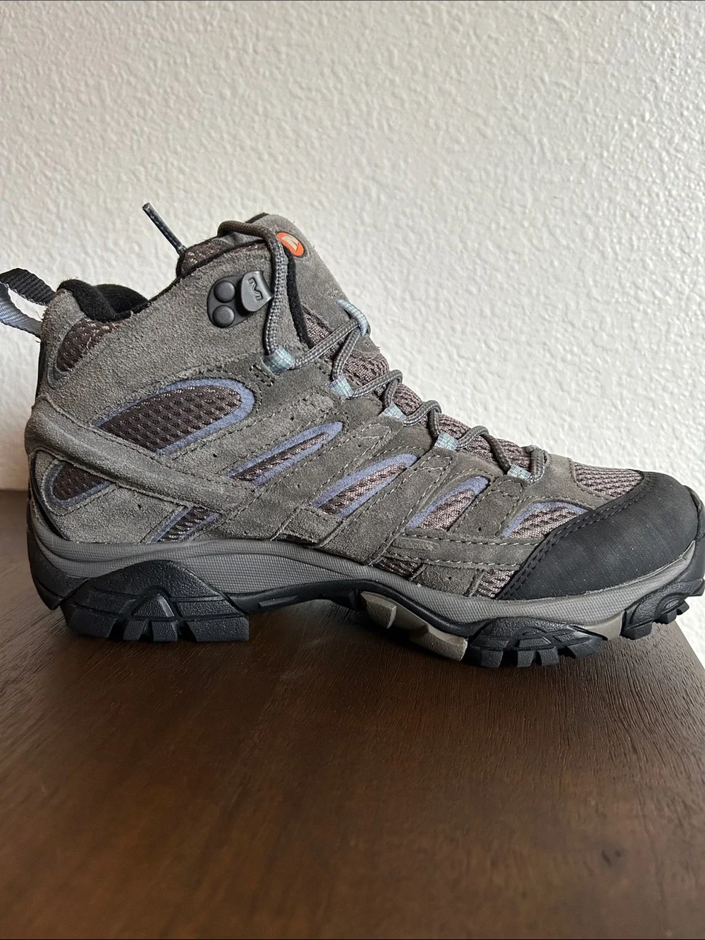Merrell Moab 2 Mid hiking boots 8.5 in mint condition like new. Waterproof